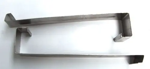 Gestelle aus Metall, möglicherweise für die Befestigung oder Sicherung, mit spezifischem Design, um in Verbindung mit Daikin-Produkten verwendet zu werden.